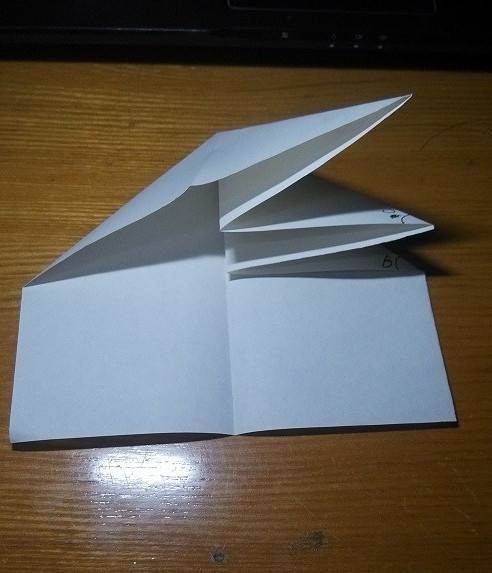 [简单的纸飞机怎么折飞得远]飞得远又简单的纸飞机怎么折