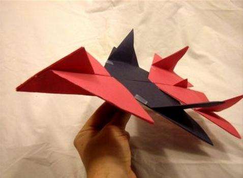 [怎样折纸飞机]怎样折纸飞机简单