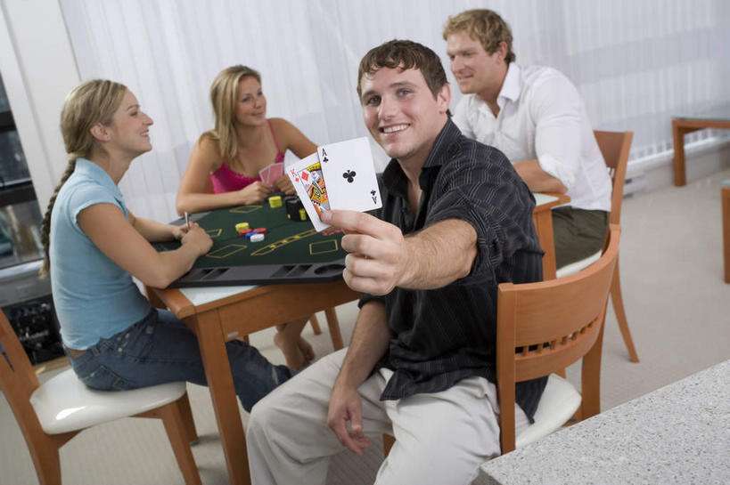 包含四人争上游扑克牌游戏规则的词条