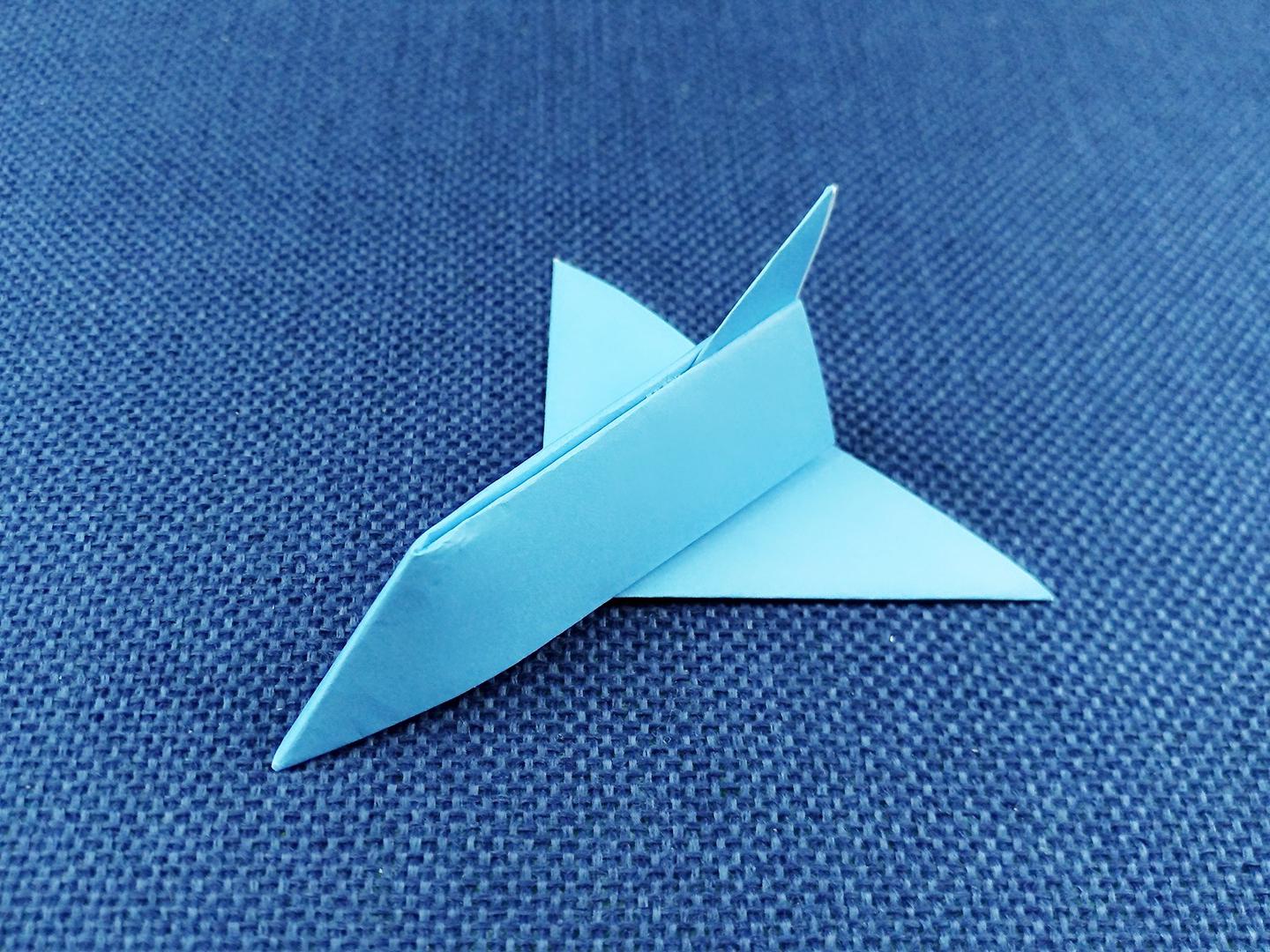 纸飞机的折法[纸飞机的折法简单]